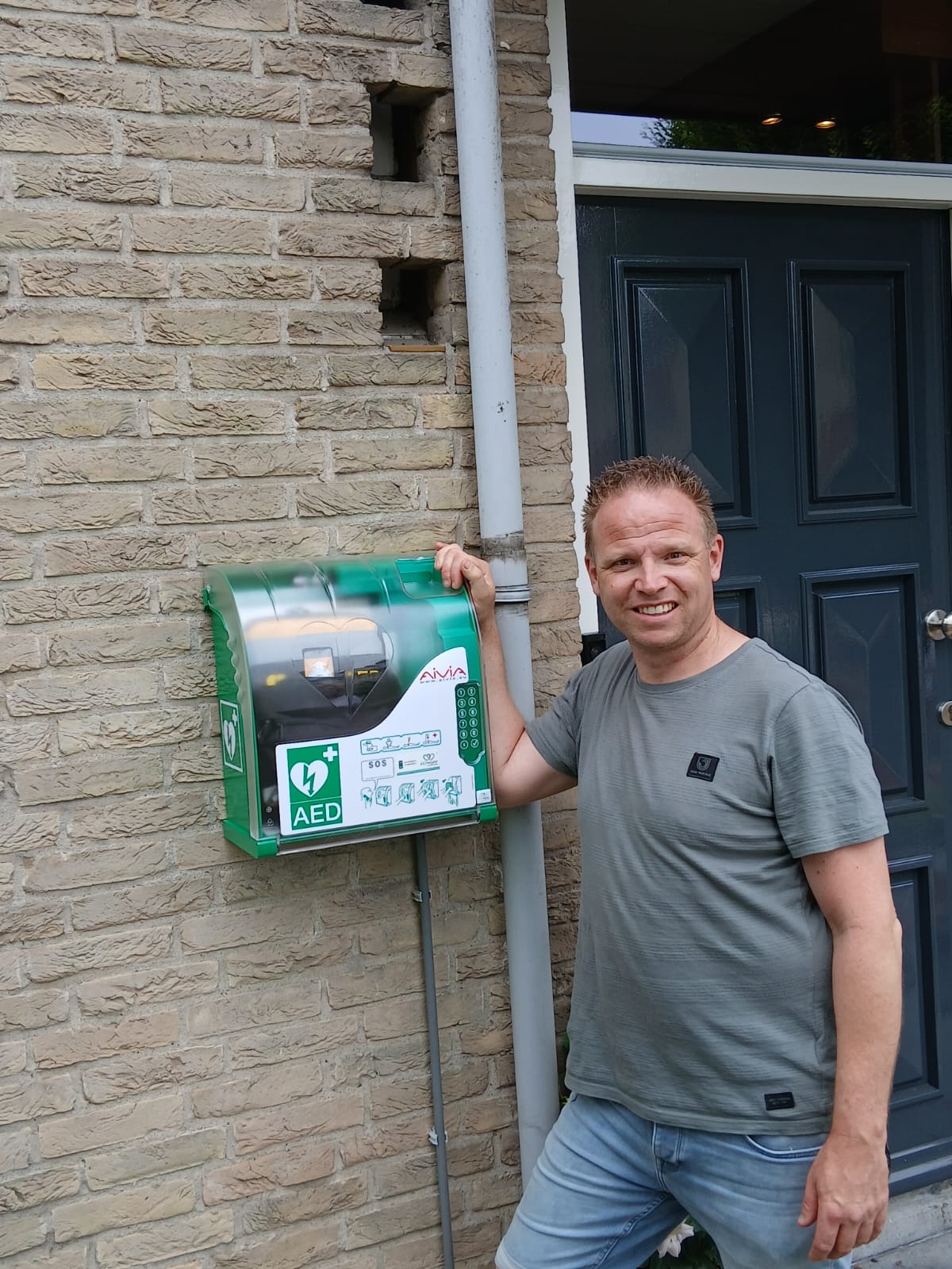 Featured image for “Nieuwe AED vergroot hartveiligheid in Van Duyvenvoordelaan en omgeving”